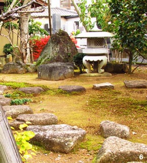 苔むした風合いが柔らかく印象的な景石。